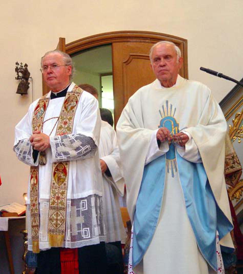 Pfarrer Werner Plenker (rechts) mit seinem Subsidiar Pater Alexander Ultsch CMM (links)